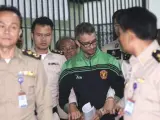 La policía escolta al español Artur Segarra (centro) a su llegada a los juzgados de Bangkok (Tailandia), presunto autor del asesinato de Bernat.