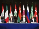 El secretario de Estado de EE UU, John Kerry (2-i), y el ministro ruso de Exteriores, Serguéi Lavrov (i), asisten al encuentro del Grupo Internacional de Apoyo a Siria (ISSG, en sus siglas en inglés) celebrado en Múnich, Alemania, el 11 de febrero de 2016.