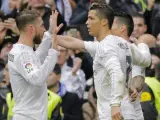 James Rodríguez, es felicitado por Cristiano Ronaldo, y Sergio Ramos, tras marcar gol, segundo de su equipo, al Athletic Club.