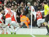 Los jugadores del Arsenal celebran el gol de Welbeck ante el Leicester.