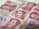 Varios billetes de 100 yuanes en Pekín.
