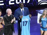 El dueño de los Charlotte Hornets y exjugador de la NBA Michael Jordan (2d) se pone la camiseta que anuncia el All-Star de 2017, que se celebrará en Charlotte.