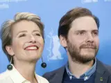 La actriz británica Emma Thompson y el actor hispano alemán Daniel Brühl posan durante la presentación de la película 'Alone in Berlin' en la Berlinale.