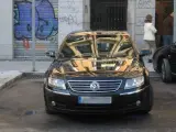 Imagen de archivo de un coche oficial aparcado en una calle de Madrid.