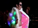 El famoso bloguero Pérez Hilton se paseo entre el público con un albornoz rosa y bañador, para sorpresa de los invitados al desfile del diseñodor Jeremy Scott.