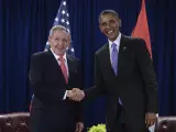 El presidente de Estados Unidos, Barack Obama, se reúne con su homólogo cubano, Raúl Castro, en la sede de las Naciones Unidas, en Nueva York.