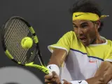 El tenista español Rafael Nadal devuelve una bola contra su compatriota Nicolás Almagro.