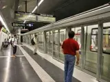 Varios viajeros a punto de subir al metro de Barcelona.