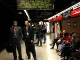Congresistas del MWC esperando el metro en la parada de Catalunya durante la huelga.