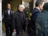 Agentes de la Guardia Civil escoltan al exvicealcalde de Valencia, Alfonso Grau, a la salida de su vivienda tras ser detenido en relación con la trama de financiación ilegal del PP en el Ayuntamiento valenciano y asistir al registro de su domicilio.