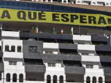 Activistas de Greenpeace 'okupan' el hotel El Algarrobico para exigir a Gobierno y Junta su demolición.