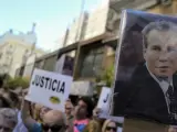 Un grupo de personas participa en una manifestación para exigir justicia tras la muerte del fiscal argentino Alberto Nisman.