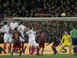 El delantero argentino del FC Barcelona Leo Messi (4-d) celebra tras marcar ante el Sevilla, durante el partido de Liga en Primera División que están disputando en el Camp Nou, en Barcelona.