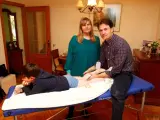 Isaac Jiménez, junto a su mujer, Silvia Ávila, mientras realiza un masaje terapéutico a su hijo Alonso, enfermo de Duchenne.