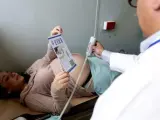 Una mujer embarazada se informa sobre el virus zika durante una revisión de rutina.
