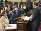 La excaldesa de Valencia y senadora por el PP, Rita Barberá, cuando juró su cargo en la Cámara Alta ante Pío García Escudero, presidente del Senado.