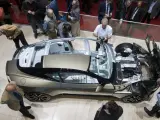 Vista de la estructura de un Aston Martin durante su presentación en la 86 edición del Salón del Automóvil de Ginebra.