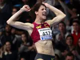 La atleta Ruth Beitia muestra su alegría tras conseguir la medalla de oro en salto de altura y encaramarse al primer puesto del ránking mundial del año, con una marca de 1,98, en los Campeonatos de España en pista cubierta que se celebran en el polideportivo Gallur, en Madrid