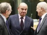 El ministro español en funciones de Economía Luis de Guindos (c) conversa con el ministro italiano de Finanzas Pier Carlo Padoan (i) y su homólogo francés Michel Sapin (i) durante el encuentro del Eurogrupo celebrado en Bruselas.