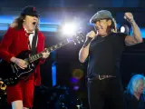 Angus Young (izq.) y Brian Johnson (dcha.) del grupo de rock AC/DC durante una actuación.