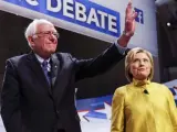 Los candidatos demócratas a la presidencia del Gobierno estadounidense Bernie Sanders y Hillary Clinton.