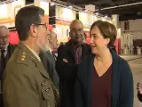 La alcaldesa de Barcelona Ada Colau conversa con uno de los militares.