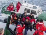 Ciudadanos afganos rescatados en el mar Egeo entre Turquía y Grecia.