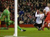 Roberto Firmino anota ante De Gea el segundo gol del Liverpool ante el Manchester United.