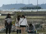 Una familia, rezando cinco años después del terremoto y el tsunami de Japón.