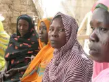 Cinco mujeres en el campo de refugiados de Kalma, que aloja a más de 90.000 personas, en Sudán del Sur.