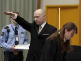 El autor de la masacre de 2011 en Oslo y la isla de Utøya, Behring Breivik, hace un saludo nazi a su entrada en la sala de los juzgados de la prisión de Skien (Noruega).