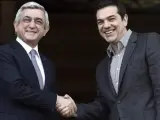 El primer ministro griego, Alexis Tsipras (d), recibe al presidente armenio, Serzh Sargsyan (i), durante una reunión en la mansión Maximos en Atenas (Grecia).