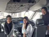 De izquierda a derecha, la capitana, Sharifah Czaren, y las oficiales Dk Nadiah Pg Khashiem y Sariana Nordin, de la compañía Royal Brunei Airlines.