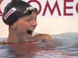 La nadadora rusa Yulia Efimova celebra en el agua la consecución de un nuevo récord mundial.