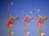 La tenista rusa Maria Sharapova devuelve la bola.