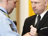 El extremista Anders Behring Breivik (d), autor de los atentados de 2011 en Noruega, a su llegada a la tercera jornada del proceso que se desarrolla en la prisión de Skien (Noruega).