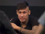 El futbolista brasileño Neymar es visto durante un evento de póker con carácter benéfico.