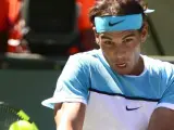 El tenista español Rafa Nadal devuelve un golpe al japonés Kei Nishikori en los cuartos de final de Indian Wells.