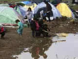 Un grupo de niños en el campamento provisional de Idomeni, en la frontera entre Grecia y Macedonia (Grecia)
