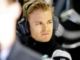 El piloto alemán de Fórmula 1 Nico Rosberg, Mercedes AMG, en el garaje de su equipo durante la segunda sesión de entrenamientos libres para el Gran Premio de Australia.