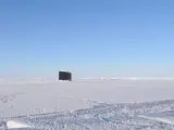 Captura del vídeo subido por la US Navy en el que se ve a un submarino emergiendo del hielo en el Ártico.