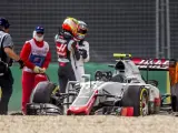 El piloto mexicano Esteban Gutiérrez conforta a Fernando Alonso tras el accidente de este último en Australia