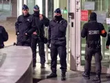 Agentes de la Policía belga hacen guardia en el hospital donde Salah Abdeslam estuvo ingresado.