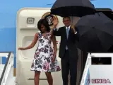 El presidente de Estados Unidos, Barack Obama, junto a su esposa Michelle Obama, bajando del Air Force One a su llegada a La Habana (Cuba).