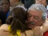 La atleta española Ruth Beitia saluda a su entrenador tras lograr la plata en el campeonato del mundo indoor.