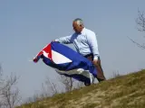 Rigoberto Carceller, presidente de honor de Cuba Democracia ¡Ya!, en un parque de Madrid.