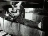 El arqueólogo británico Howard Carter, en la tumba de Tutankamón, en 1924.