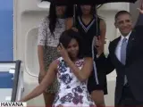 El presidente de Estados Unidos, Barack Obama, saluda a su llegada a Cuba en el Air Force One.