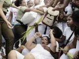 Miembros de las Damas de Blanco, arrestadas por la Policía tras la habitual marcha dominical del grupo disidente.