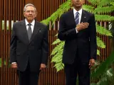 El presidente de Cuba Raúl Castro escucha el himno de EE UU, junto al presidente estadounidense Barack Obama, en la ceremonia oficial de recibimiento en el Palacio de la Revolución en La Habana.